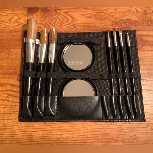 Other - (NWOT) 7 Makeup Brushes & Mirror💋